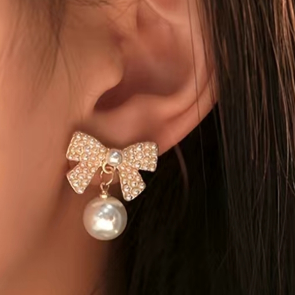Brand new Faux Pearl Bowknit Eleganet Stud Earrings - Picture 1 of 6